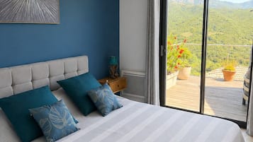 3 slaapkamers, een strijkplank/strijkijzer, reisbedje, internet