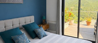 VILLA WITH PANORAMIC MOUNTAIN VIEWS AND HEATED POOL - 5 MINUTES FROM THE BEACH