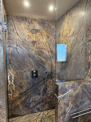 Dusche, Haartrockner, Handtücher