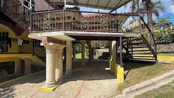Apartment, 5 Bedrooms, Smoking, Patio | Property grounds