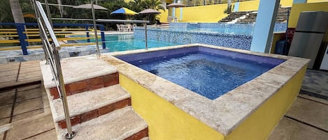 Departamento, 5 habitaciones, para fumadores, patio | Alberca | Alberca al aire libre