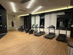 Ein Fitnessraum mit Laufbändern, Crosstrainern und Ergometer.