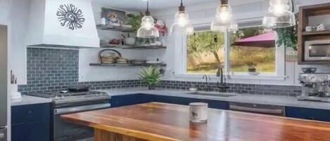 Frigorífico, horno, placa de cocina y lavavajillas
