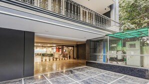 Eine Lobby mit Marmorboden, einer Glaseinfassung mit Metallgeländer und einem sichtbaren Geschäft namens 'dresca'.