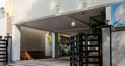Deluxe OYO Townhouse Benz Circle MG Road