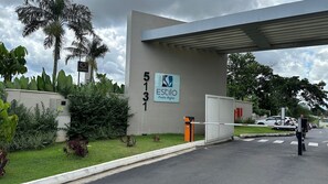 Un bâtiment sur lequel on peut lire l’inscription « ESTILO Ponta Negra » et le numéro « 5131 ».
