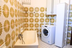 Een bidet, handdoeken