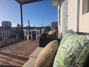 Apartamento, vista para a cidade | Opções para refeição ao ar livre