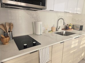 Apartment, City View | Private kitchen