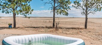 Hot Tub/King Beds/Beach Volleyball /Mountain Views/Private Retreat