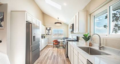 Hot Tub/King Beds/Beach Volleyball /Mountain Views/Private Retreat