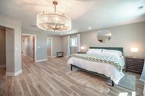 5 habitaciones, escritorio y tabla de planchar con plancha 
