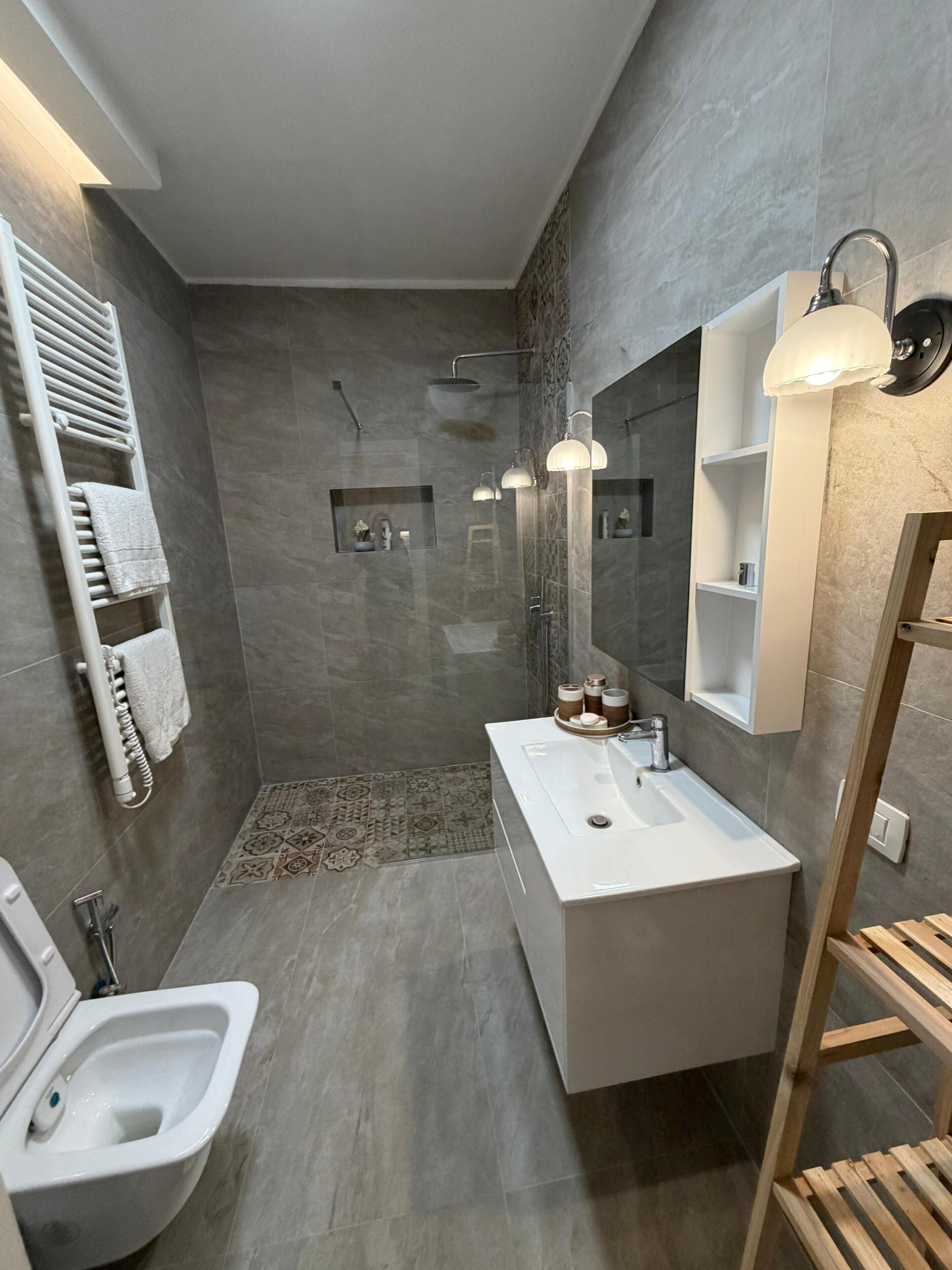 Dusche, Haartrockner, Bidet, Handtücher