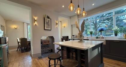 Spacious 7-Bed Country Estate AC. Sleeps 22. Hot Tub. Near London&Wedding Venues