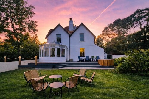 Spacious 7-Bed Country Estate AC. Sleeps 22. Hot Tub. Near London&Wedding Venues