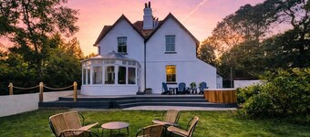 Spacious 7-Bed Country Estate AC. Sleeps 22. Hot Tub. Near London&Wedding Venues