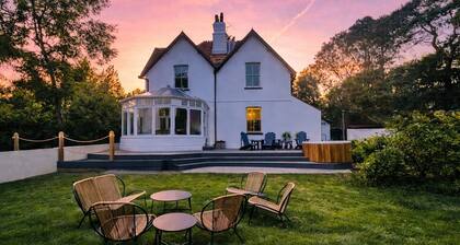Spacious 7-Bed Country Estate AC. Sleeps 22. Hot Tub. Near London&Wedding Venues