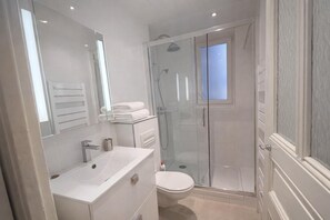 Dusche, Haartrockner, Handtücher, Toilettenpapier