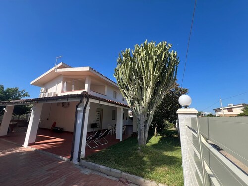 Seaside villa with patio, just 250 m / 3 minute walk to the beach