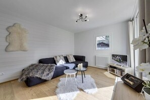 TV - Oréades 101, sunny Renovated Apartment with Balcony, Central Val d’Isère (Val-d'Isère)