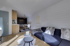 TV - Oréades 101, sunny Renovated Apartment with Balcony, Central Val d’Isère (Val-d'Isère)