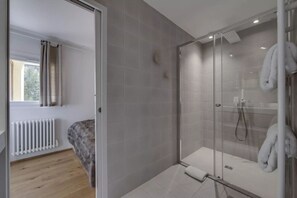 Shower, towels - Oréades 101, sunny Renovated Apartment with Balcony, Central Val d’Isère (Val-d'Isère)