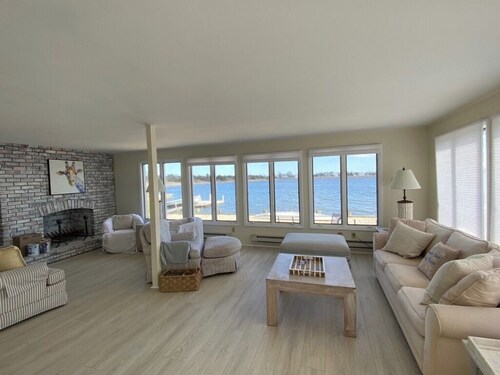 Spectacular 5-bedroom house with direct water access, beautiful sundeck and AC