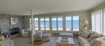 Spectacular 5-bedroom house with direct water access, beautiful sundeck and AC