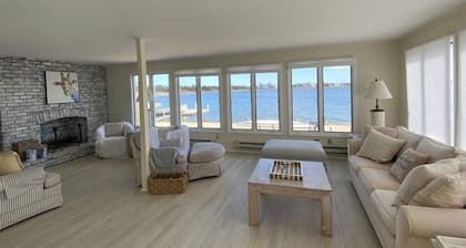 Spectacular 5-bedroom house with direct water access, beautiful sundeck and AC