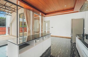 Quarto, 3 quartos, piscina particular | Cozinha privada