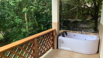 Suite Deluxe, vistas al valle, en edificio anexo | Bañera de hidromasaje al aire libre