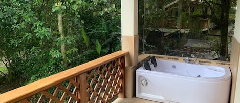 Suite Deluxe, vue vallée, dans les dépendances | Bain à remous extérieur