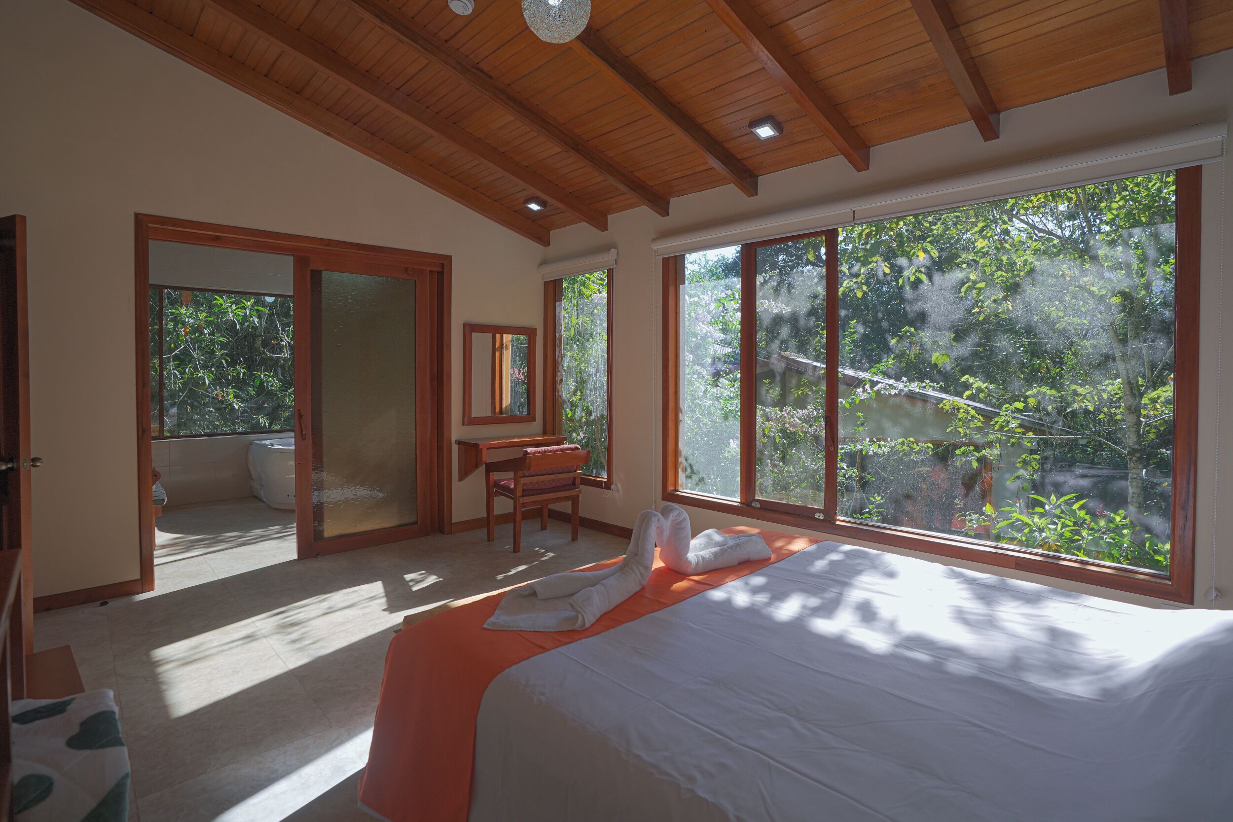 Bungalow Deluxe, se aceptan mascotas, vista al jardín | Cortinas blackout, tabla de planchar con plancha y wifi gratis 