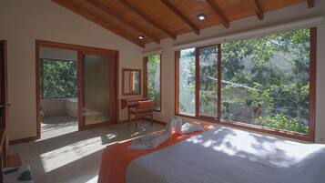 Bungalow Deluxe, se aceptan mascotas, vista al jardín | Cortinas blackout, tabla de planchar con plancha y wifi gratis