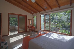 Bangalô luxo, aceita animais de estimação, vista para o jardim | Cortinas blackout, ferros/tábuas de passar roupa, Wi-Fi de cortesia