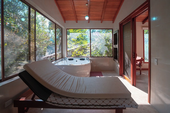 Deluxe Bungalow, Pets allowed, Garden View | Interior