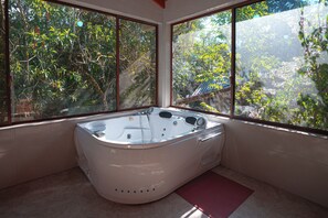 Deluxe Bungalow, Pets allowed, Garden View | Bathroom | Shower, free toiletries, towels, soap - Mindo Magico (Mindo)
