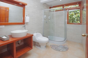 Shower, free toiletries, towels, soap - Mindo Magico (Mindo)