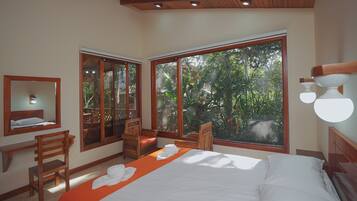Family Townhome, Garden View, Garden Area | Blackout drapes, iron/ironing board, free WiFi