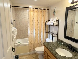 Bathroom - Cozy 1-bedroom condo in lovely Dunedin (Dunedin)
