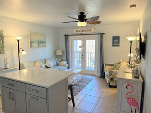 Living area - Cozy 1-bedroom condo in lovely Dunedin (Dunedin)