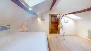 2 habitaciones, tabla de planchar con plancha y cuna de viaje 