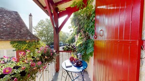 Outdoor dining - The Puisatier's house at Domaine des Fargues **** (Sainte-Foy-de-Longas)