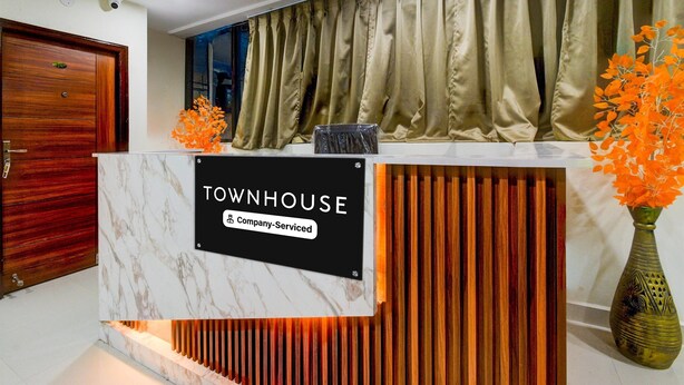 Una recepción con un letrero que dice 'TOWNHOUSE Company Serviced'.