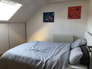 2 bedrooms, travel cot, free WiFi, bed sheets - Family home in the heart of town (Calais)