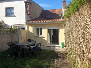 Outdoor dining - Family home in the heart of town (Calais)