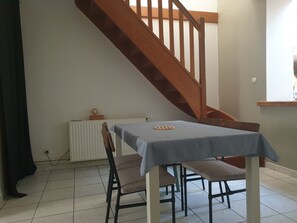 Dining - Family home in the heart of town (Calais)