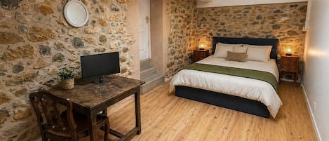 4 bedrooms, iron/ironing board, Internet, bed sheets