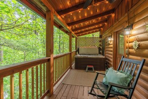 Property grounds - Romantic Luxury Retreat w/Hot Tub + Resort Pool -6.4 miles to Dollywood! (Sevierville)