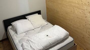 2 chambres, fer et planche à repasser, literie fournie